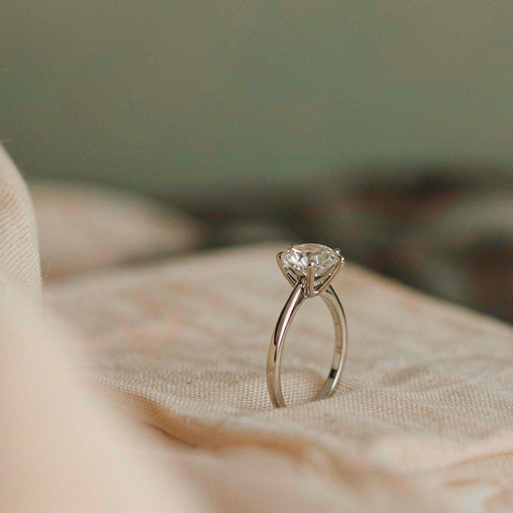 Heirloom Solitaire — Illustration of a lab-grown diamond human memorial piece