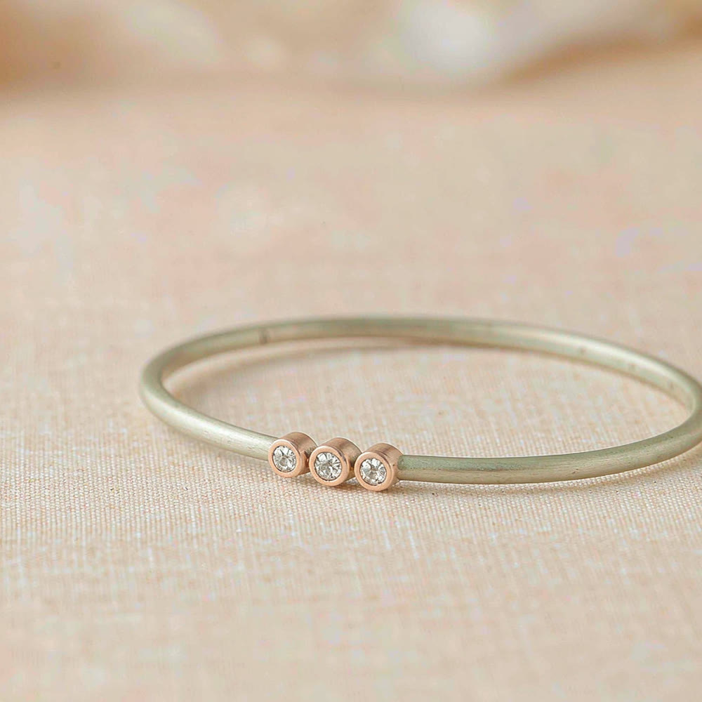 Memorial Bracelet — Illustration of a lab-grown diamond pet memorial piece